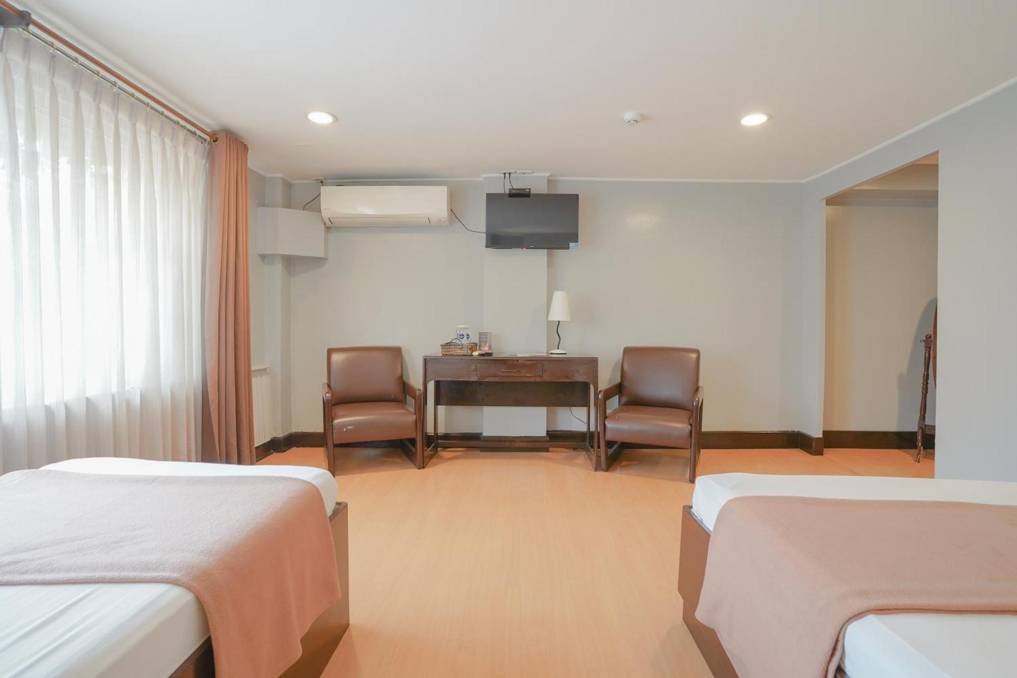 Arzo Hotel Manila Exterior photo