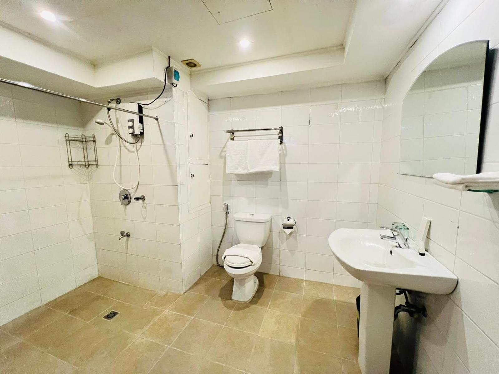 Arzo Hotel Manila Exterior photo